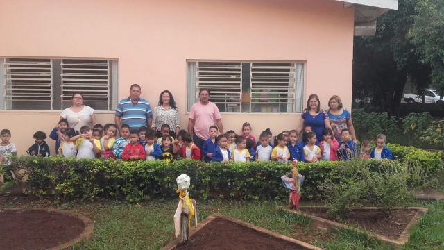 Diretor visitou horta que produz legumes e verduras para alunos