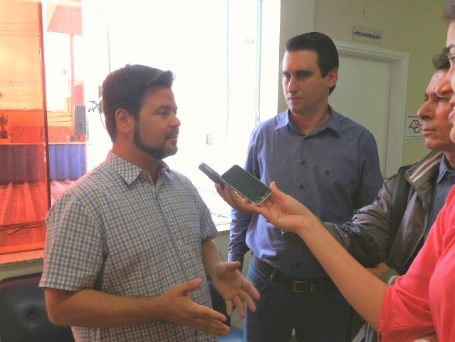 Prefeito Anderson Prado e diretor de Saúde, Ricardo Barbeiro, falam com a imprensa