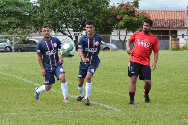 São José (uniforme azul escuro) enfrenta o Paineiras na final