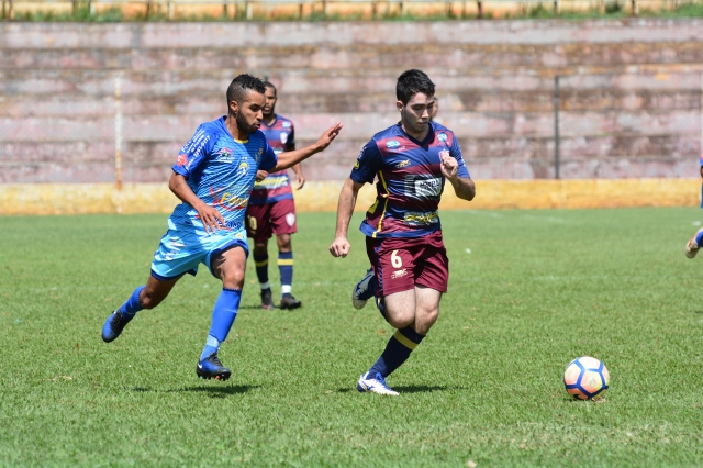Lance do jogo entre Asa Branca (uniforme bordô) e Grêmio Cecap