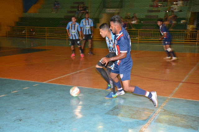 Santa Catarina (uniforme azul com detalhes em vermelho) disputa o título na série Prata
