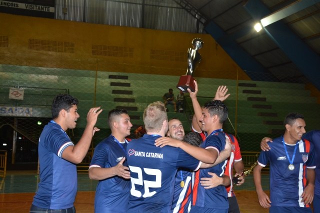 Jogadores do Santa Catarina comemoram título após da Nova Copa Lençóis de Futsal