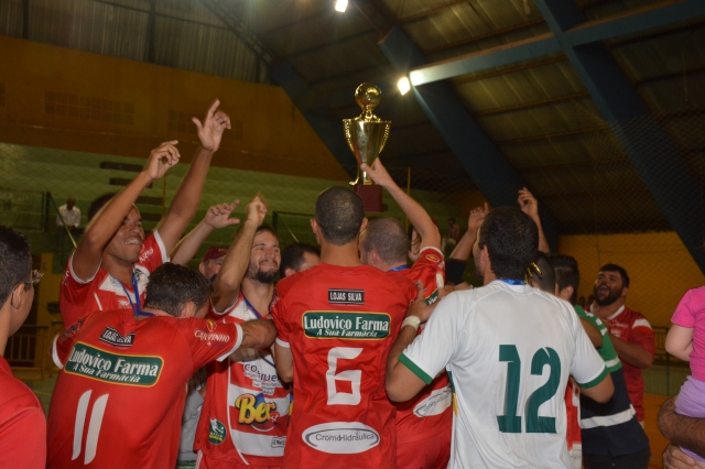 Jogadores do Expressinho comemoram o título da Série Ouro