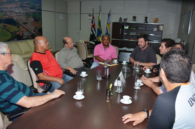 Prefeito Anderson Prado com o presidente da Câmara, Manoel dos Santos Silva e a equipe do diretor da Secretaria de Esportes, Marco Antonio Gonçalves Cardoso