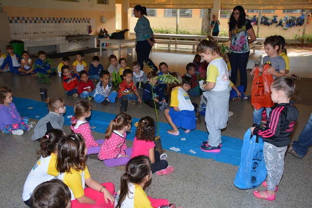 Crianças puderam interagir com ação de educação ambiental