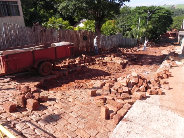 Leito da via vai receber compactação e em seguida pavimento com paralelepipedo