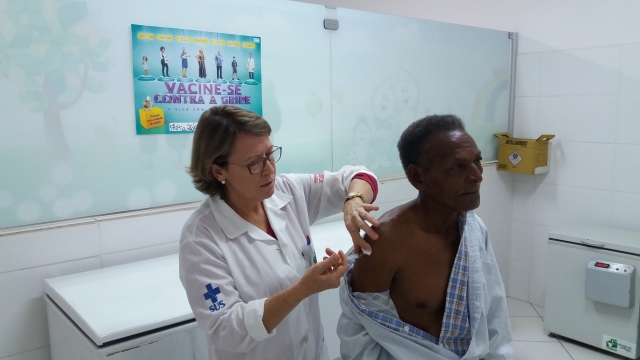 José Rocha Santos Filho, o popular Zé Mineiro, de Alfredo Guedes, que tem 98 anos, tomou a vacina contra gripe