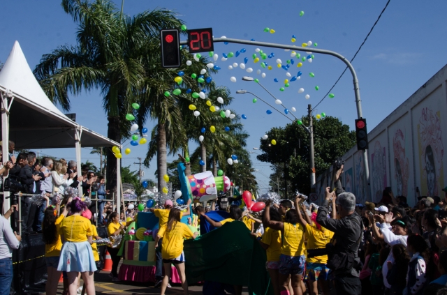 Desfile reuniu cerca de 3 mil participantes e teve público de aproximadamente 15 mil expectadores, segundo a PM