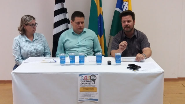 Priscila Boarato, diretora do CMFP, André Sasso, diretor do DDGER e prefeito Anderson Prado durante coletiva que anunciou o Feirão do Emprego