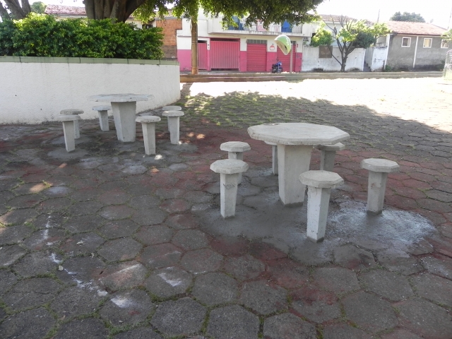 Bancos foram instalados na praça para lazer de moradores próximos