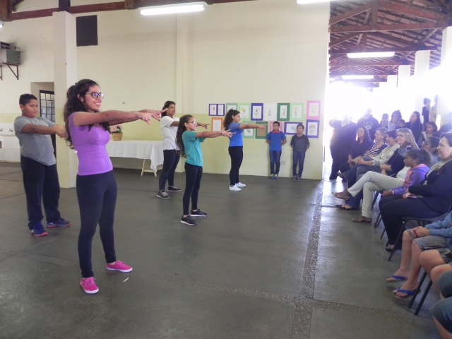 Alunos dos cursos fizeram apresentações em homenagem às mães