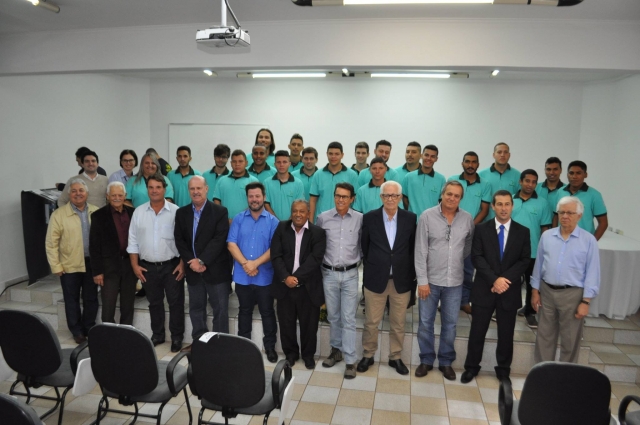 Prado com integrantes do Programa Jovem Aprendiz e autoridades que participaram da cerimônia