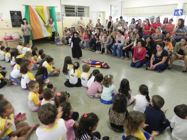 Mães viveram momentos de emoção durante as homenagens feitas pelas crianças