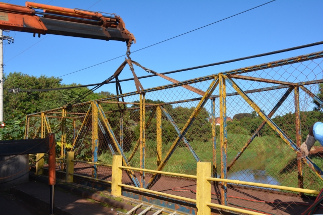 Em março foi feita a retirada da passarela, danificada pela enchente