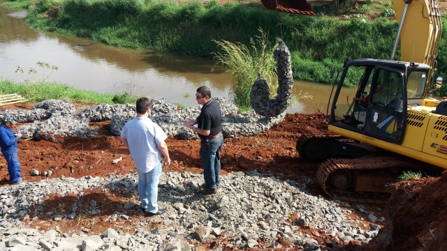 Prefeito Prado e diretor de Obras, Licínio, durante visita a obra na ponte da Vila Repke