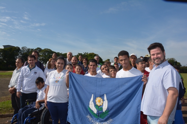 Prado com alunos da APAE de Lençóis Paulista durante a cerimônia de abertura do Circuito Especial