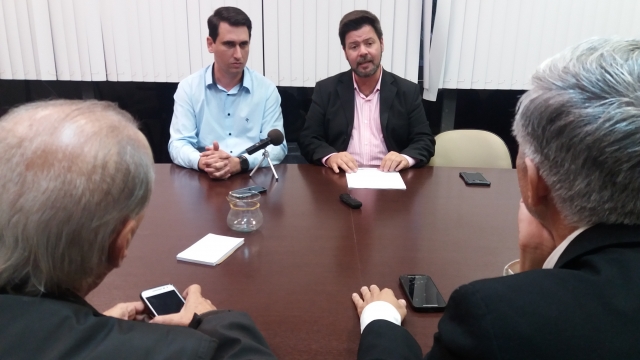 Prefeito Anderson Prado e diretor de Saúde, Ricardo Conti, falam sobre a prorrogação de contrato com a OCAS que continuará, ao menos até dezembro, administrando a UPA e o Pronto Atendimento do Núcleo