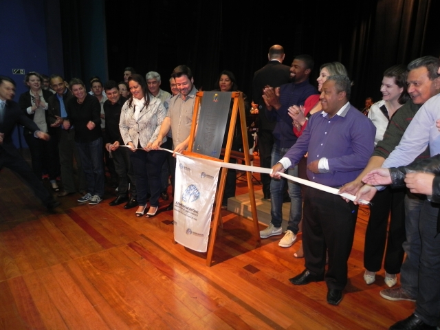 Autoridades durante descerramento de placa alusiva aos 30 anos do Centro Municipal de Formação Profissional Prefeito Ideval Paccola