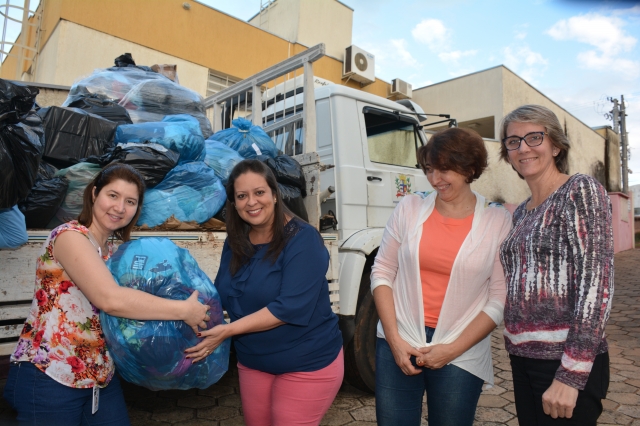 A vice-prefeita Cintia Duarte e a diretora Ana Lúcia recebem os agasalhos doados pelos colaboradores do Grupo Lwart