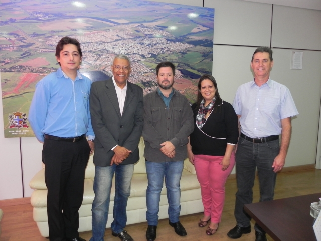 Da esquerda para a direita, Celso, funcionário da Cooperserv, Manoel Messias, Prado, vice-prefeita Cintia e Altair Toniolo, presidente da cooperativa