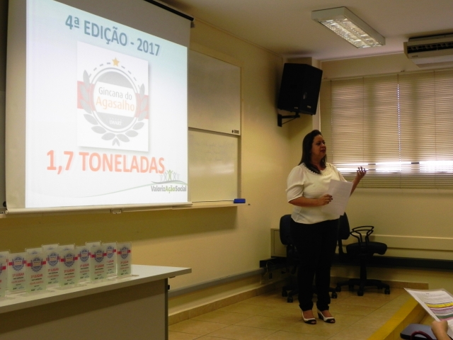 Cintia Duarte, vice-prefeita e presidente do Fundo Social de Solidariedade, agradece a ação do Grupo Lwart em prol da Campanha do Agasalho de Lençóis