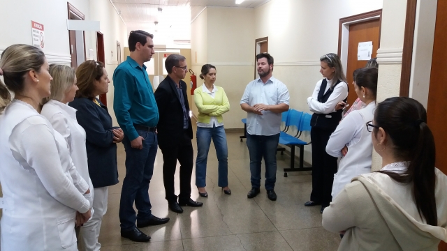 Prefeito Prado com diretor de Saúde, Ricardo Conti e vereador Tipó, durante visita ao ESF do Núcleo Luiz Zillo