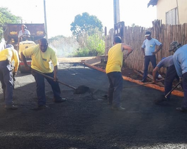Equipes da diretoria de Obras usaram asfalta no início da rua para reforçar paralelepípedos