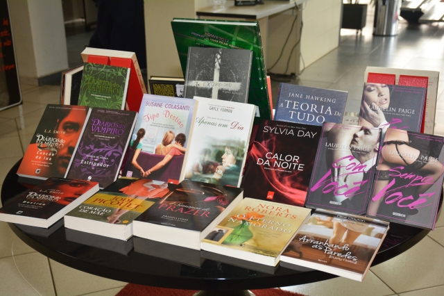 Após processo de catalogação, livros serão disponibilizados para os usuários