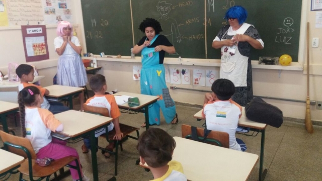 Agentes apresentaram uma encenação aos alunos para alertar sobre doenças