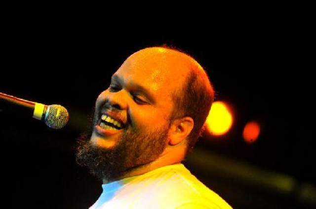 Cantor se apresenta no Teatrol Municipal