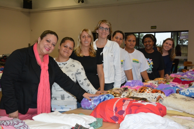 Cíntia Duarte com equipe da DAPS; campanha arrecadou aproximadamente 2 toneladas de agasalhos