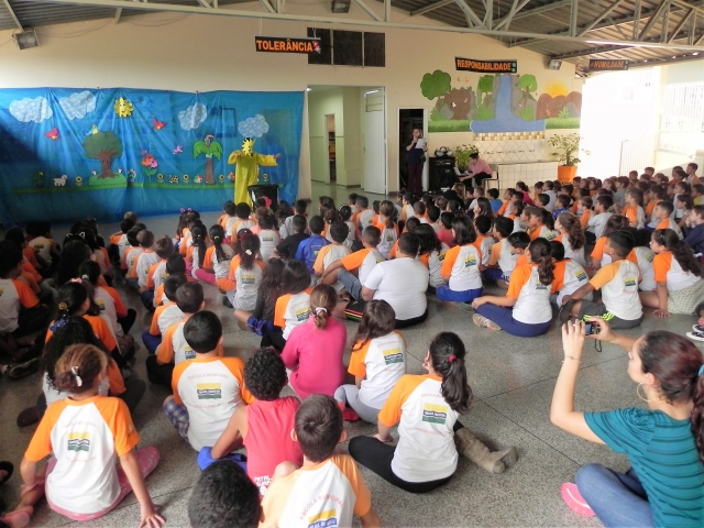 Os alunos assistiram as apresentações no pátio da escola