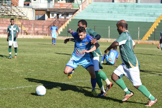 Grêmio Cecap (uniforme azul) venceu Alfredo Guedes por 4 a 1 no Bregão