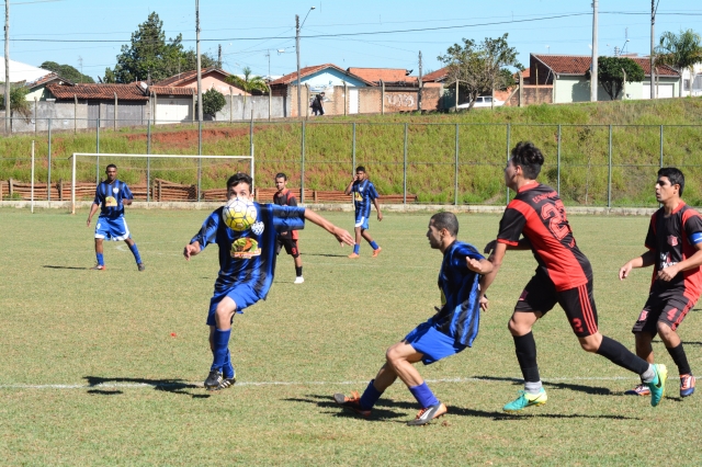 Monte Azul venceu Atlético Kaju (uniforme vermelho e preto) em rodada pela Série B no Vagulão