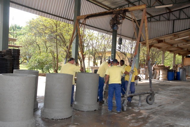 Equipe produziu artefatos de cimento para uso na cidade