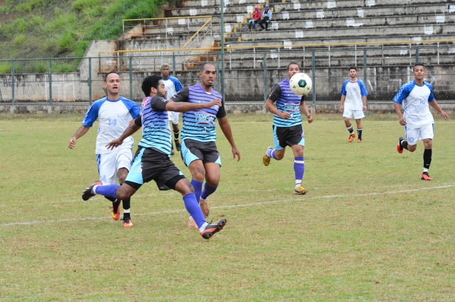 Lance do jogo entre Açai e Vila Nova (uniforme branco) no Vagulão
