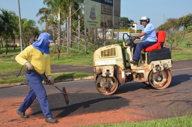 Equipes fizeram tapa-buracos, reparos e conserto de sarjetas