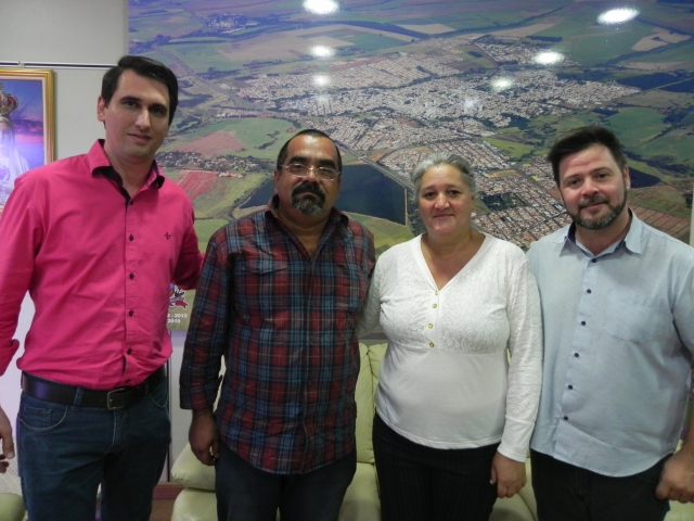 O prefeito Anderson Prado e o diretor de Saúde Ricardo Conti com os médicos cubanos que vão integrar rede de saúde pública de Lençóis