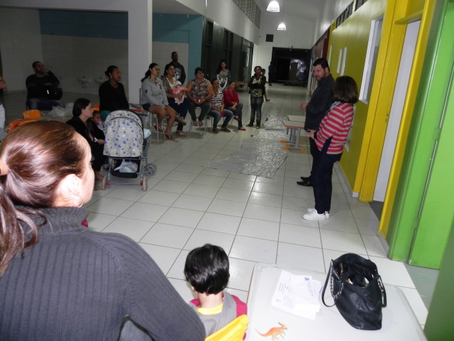 O prefeito e a diretora convidaram pessoalmente os pais para participarem da inauguração