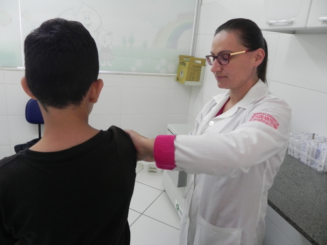 Pais podem aproveitar férias escolares para atualizar carteirinha dos filhos