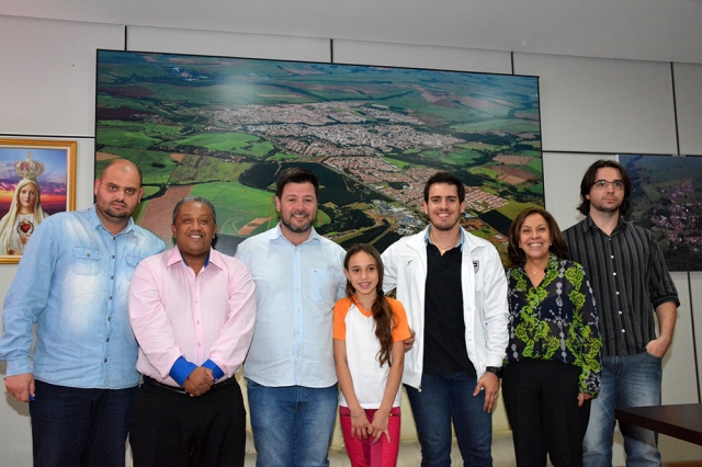 Prado, Manezinho, Burato, Matheus, Raphael e Neusa posam com Hamilly Roda Provenci que criou o mascote dos Jogos Regionais