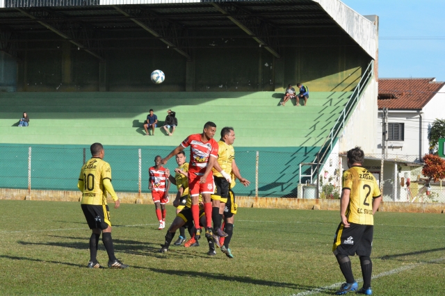 Com seis pontos em dois jogos, Expressinho (uniforme vermelho) tem um jogo a menos que o líder Palestra