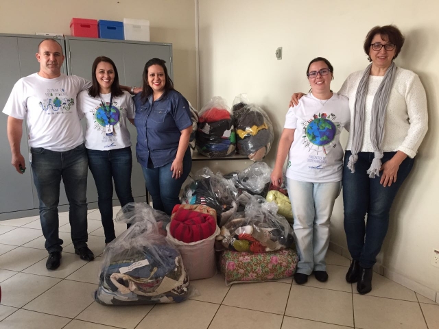 Os colaboradores Natalina, Marina e Carlos Eduardo entregaram a doação para Cintia Duarte e Ana Lúcia