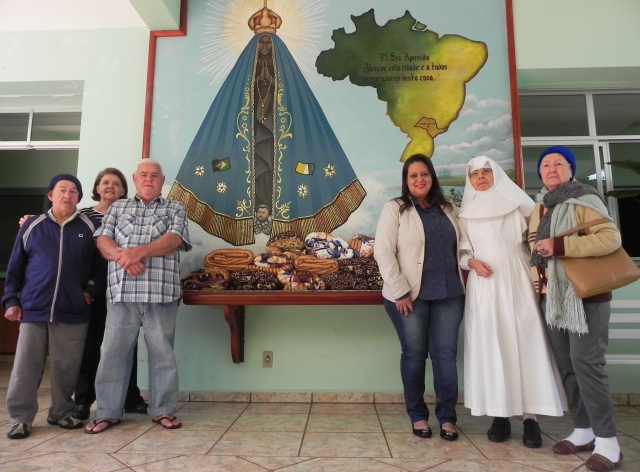 Cobertores foram recebidos pela Madre Reina, por Ângela Trecenti e pelos internos Eutília, Adão e Rubens