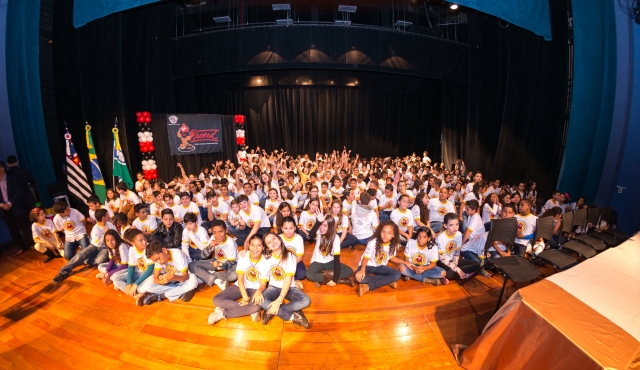 Crianças receberam diploma de formatura do PROERD