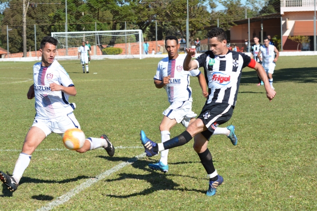 CAL (uniforme branco e preto) venceu ASA Branca em jogo com sete gols