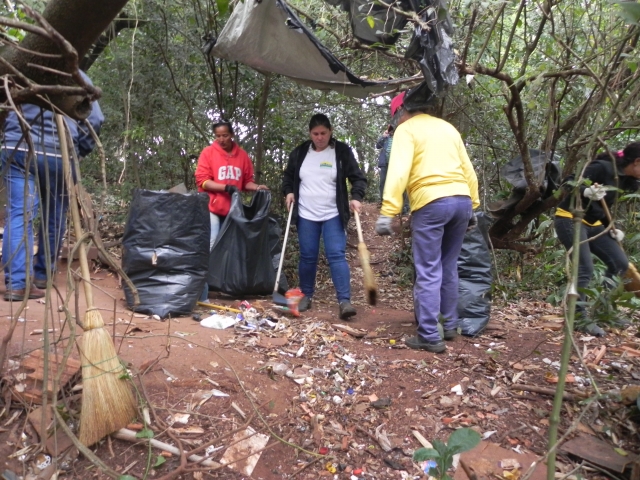 Equipes da varrição de ruas fizeram a limpeza da área