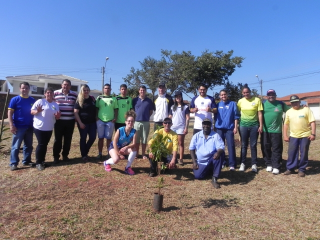 Atletas foram até a área verde do Itamaraty para fazer o plantio das mudas