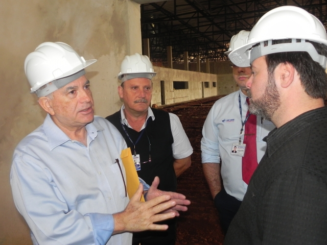 Conselheiro da Rede Jaú Serve, José Doniseti Vieira apresenta obra de novo supermercado para prefeito Anderson Prado