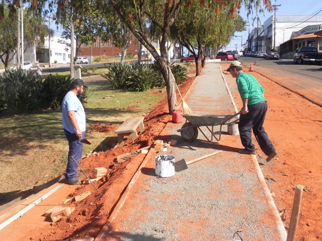 Equipe da diretoria de Obras trabalha na construção de calcada no entorno da Praça da Bíblia, na Vila Cruzeiro